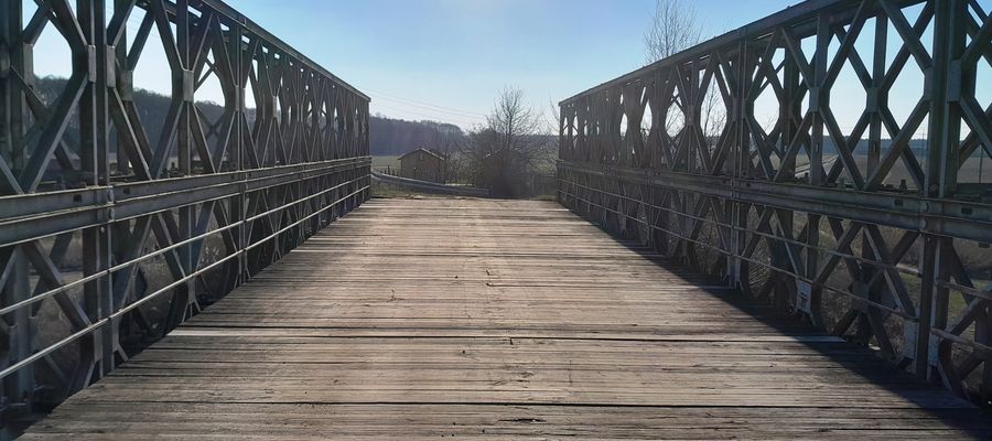 Guziki diabła, perły z uklei i widły w kościele