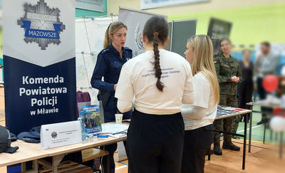 Służba i studia – stoisko mławskiej Policji przyciągnęło maturzystów