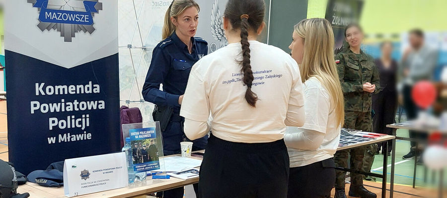 Służba i studia – stoisko mławskiej Policji przyciągnęło maturzystów