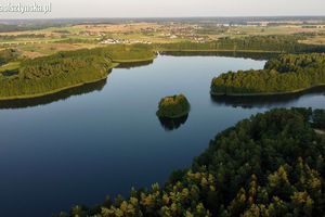W jeziorze utonął ślubny orszak