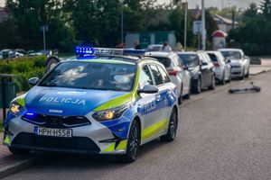 14-latek na hulajnodze elektrycznej uderzył w tył samochodu