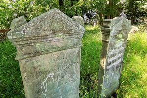 Na nagrobkach umieszczali gołębie, palmy i motyle 