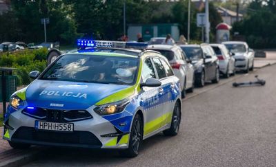 14-latek na hulajnodze elektrycznej uderzył w tył samochodu