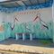 Poczekają na autobus w towarzystwie bocianów