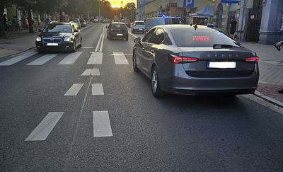 Potrącenie pieszych na ulicy Żwirki w Mławie. Policja apeluje o ostrożność